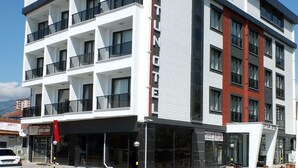 Un moderno edificio de hotel con un letrero destacado que dice "DY TUN OTEL".