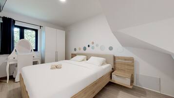 Premium bedding, individually decorated, individually furnished, desk