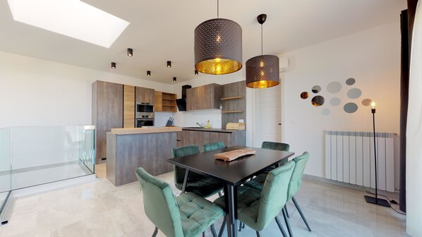 Full-sized fridge, microwave, oven, stovetop