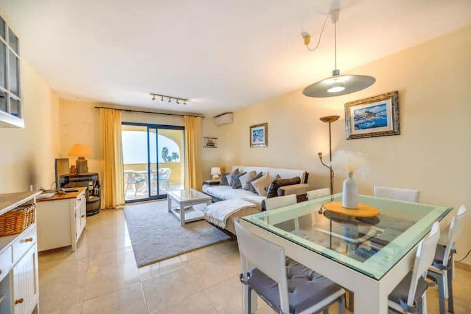 Téléviseur, lecteur de DVD, livres, chaîne audio