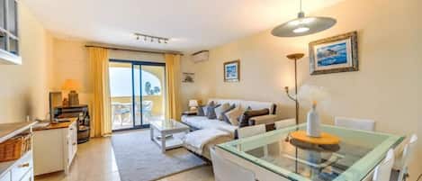 Téléviseur, lecteur de DVD, livres, chaßne audio