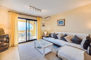 TV, DVD player, books, stereo - Beautiful apartment on the 3rd floor (Mijas)