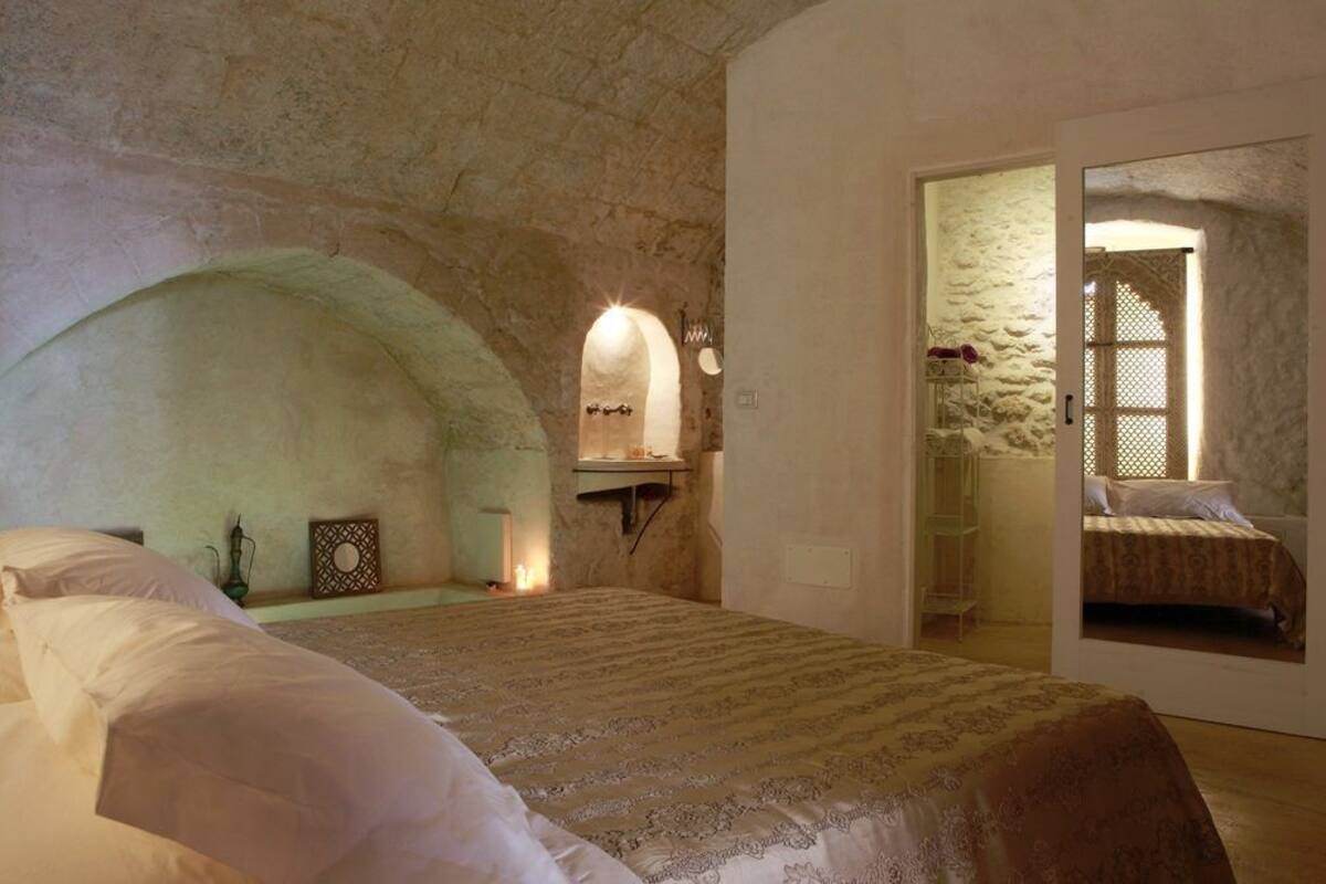Blackout curtains, free WiFi, bed sheets