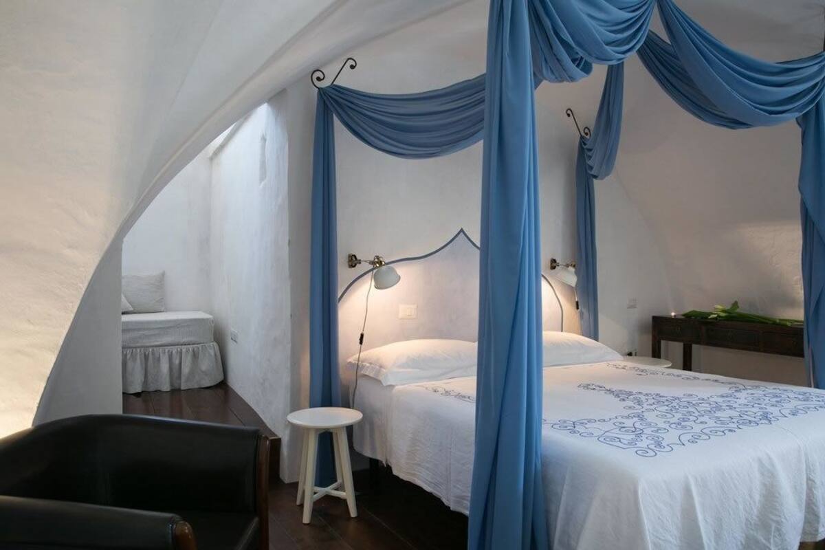 Blackout curtains, free WiFi, bed sheets