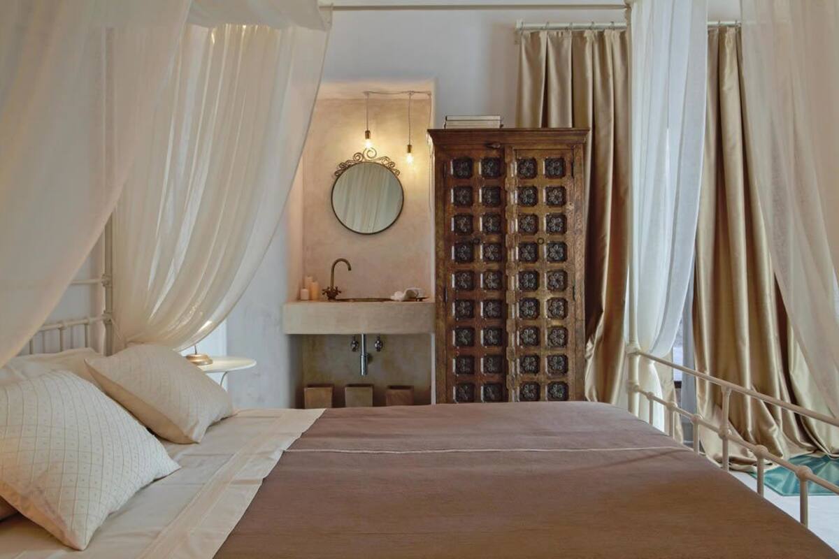 Blackout curtains, free WiFi, bed sheets