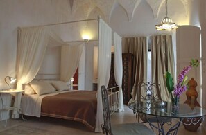 Blackout curtains, free WiFi, bed sheets