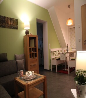 Apartment | Living area | LED TV, DVD player, table tennis - Ferienwohnung Spreewaeldchen (Lübben (Spreewald))