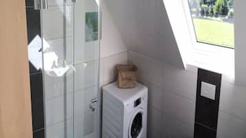 Apartemen | Kamar mandi | Shower, pengering rambut, dan handuk