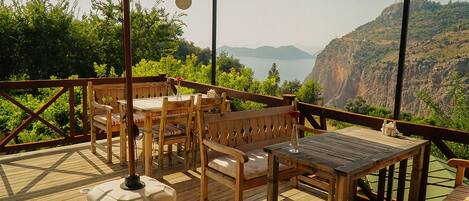 Breakfast, lunch and dinner served