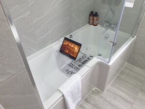 Casa | Baño | Regadera, secadora de cabello, toallas, jabón 