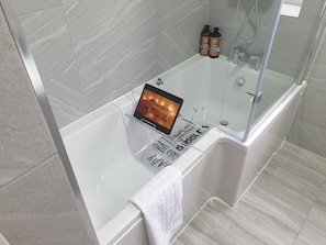 Casa | Baño | Regadera, secadora de cabello, toallas, jabón