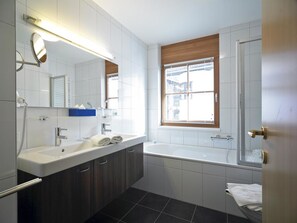 Deep-soaking bathtub, hair dryer, towels