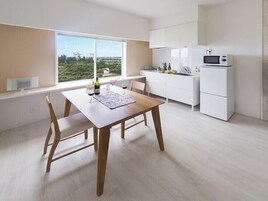 Microondas, placa de cocina, plancha de cocina, utensilios de cocina