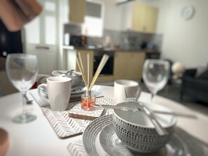 Comfort appartement, 1 queensize bed met slaapbank, patio | Dineren in de kamer