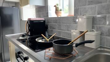 Comfort Apartment, 1 Queen Bed with Sofa bed, Patio | In-room dining