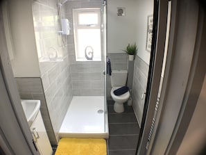 LÀgenhet Comfort - 1 queensize-sÀng med bÀddsoffa - uteplats | Badrum | Dusch, regndusch, gratis toalettartiklar och hÄrtork