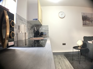 Departamento Confort, 1 cama Queen size y sofá cama, patio | Cocina privada | Refrigerador con congelador, microondas, horno y parrilla de estufa