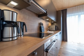 Refrigerador, microondas, placa de cocina, lavavajillas