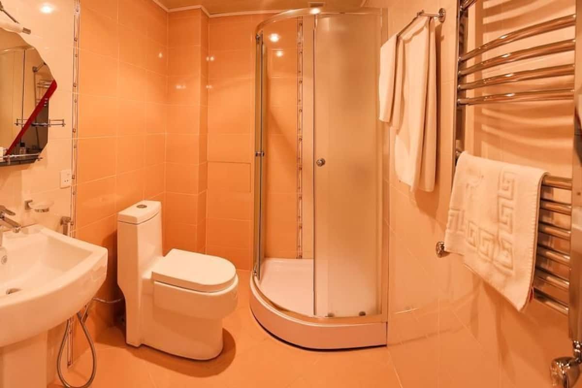 Baignoire et douche séparées, baignoire à remous