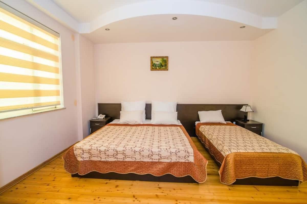 Literie de qualité, couette en duvet, coffre-fort, bureau