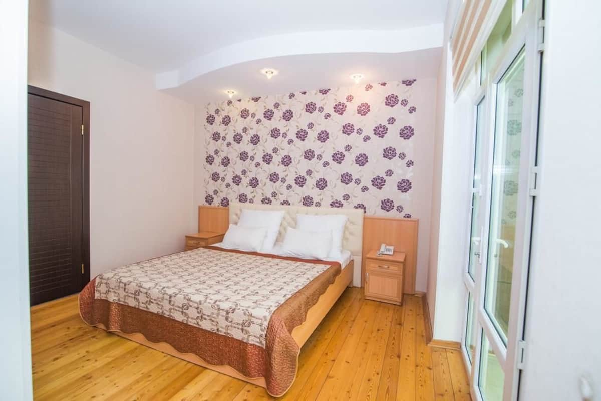 Literie de qualité, couette en duvet, coffre-fort, bureau