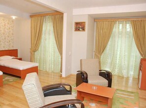 Room, 2 Katil Bujang (Single) | Peralatan tempat tidur premium, gebar bulu kapas, peti besi dalam bilik 