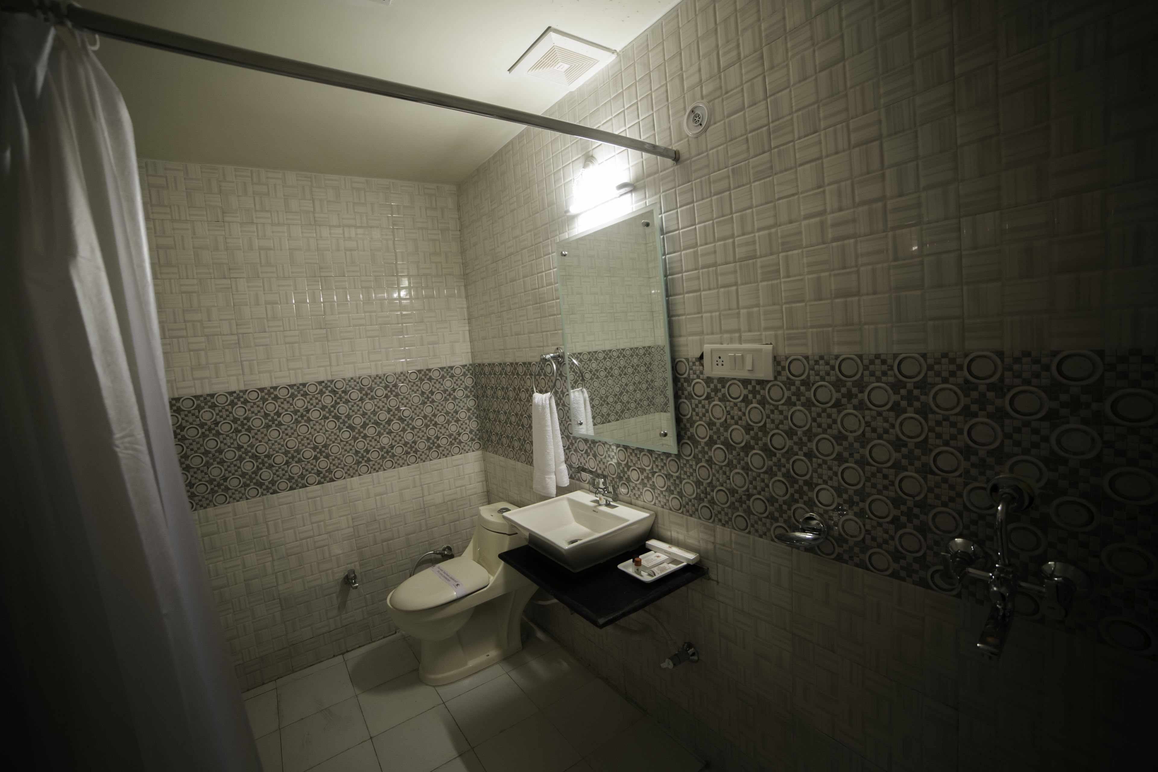 Foto - Hotel Ambience Just Near New Delhi Railway Station And Connaught Place