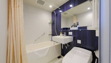 Ein modernes Badezimmer mit einer Badewanne, einem Waschbecken und einer Toilette.