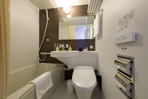 Ensemble baignoire-douche, articles de toilette (gratuits), pantoufles