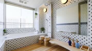 Habitació amb dos llits individuals executiva | Bany | Combinació de dutxa i banyera i articles de tocador gratuïts