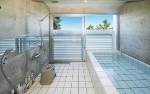 Bañera de hidromasaje cubierta