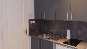 Appartement, balcon (Érine) | Coin cuisine privé | Cafetière/bouilloire
