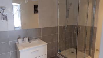Studio (Glycine) | Bathroom | Shower, free toiletries, hair dryer, towels