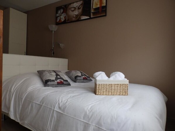 Soundproofing, free cots/infant beds, rollaway beds, free WiFi - Lens Louvre 2 (Lens)