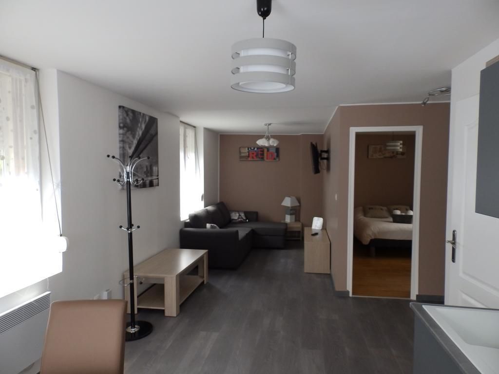 Appartement (Dorine) | Woonruimte | Flatscreentelevisie en een dvd-speler