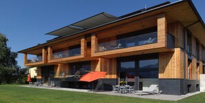 Deluxe Apartment, 3 Bedrooms, Terrace | Front of property - Apart-Faakersee (Villach)