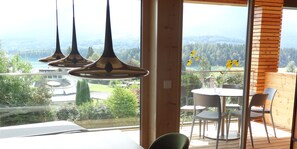 Deluxe-Apartment (Faaker See) | Wohnbereich | Flachbildfernseher, Tischtennisplatte