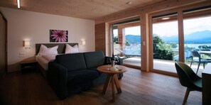 Deluxe Apartment (Mittagskogel) | Living area | Flat-screen TV, ping pong