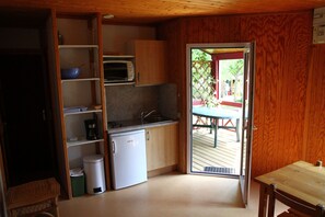 Chalet (35m²) | Dapur kecil pribadi | Lemari es, microwave, oven, dan kompor