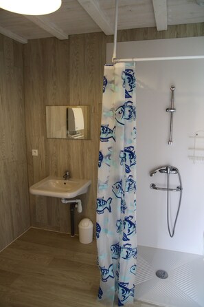Chalet, Accessible (HQE 52m²) | Bathroom | Shower - Camping des Gorges de L'allier (Langeac)