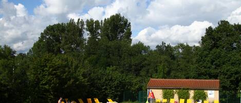 Una piscina al aire libre de temporada