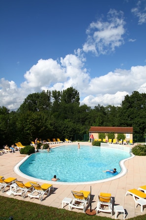 Piscina externa sazonal