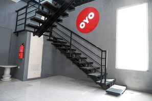 Staircase - OYO 682 Ceria Homestay Syariah (Semarang)
