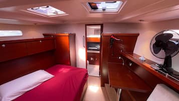 Dobbeltværelse til brudepar - fælles badeværelse - havudsigt | Individuelt design, individuel indretning, sengetøj