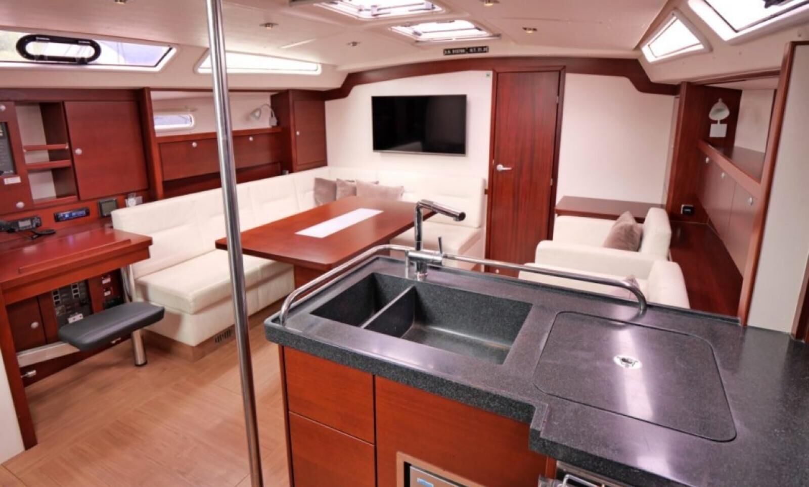 50-tommers fladskærms-tv med digitale kanaler, premierefilm