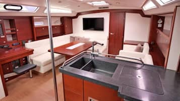 50-tommers fladskærms-tv med digitale kanaler, premierefilm