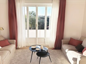 TV - Penthouse with Rome View, Balconies, Two Bathrooms & Metro (Roma)