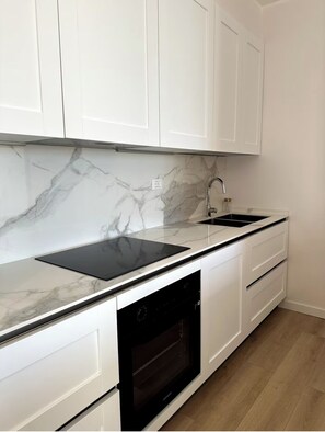 ثلاجة، فرن، غسالة أطباق، ماكينة لصنع القهوة/الشاي