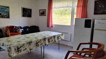 Full-sized fridge, microwave, oven, dishwasher