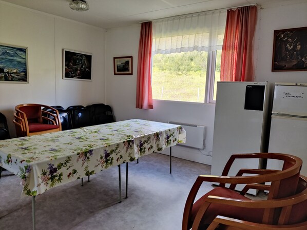 Full-size fridge, microwave, oven, dishwasher - Sólbrekka Guesthouse (Fjardabyggd)
